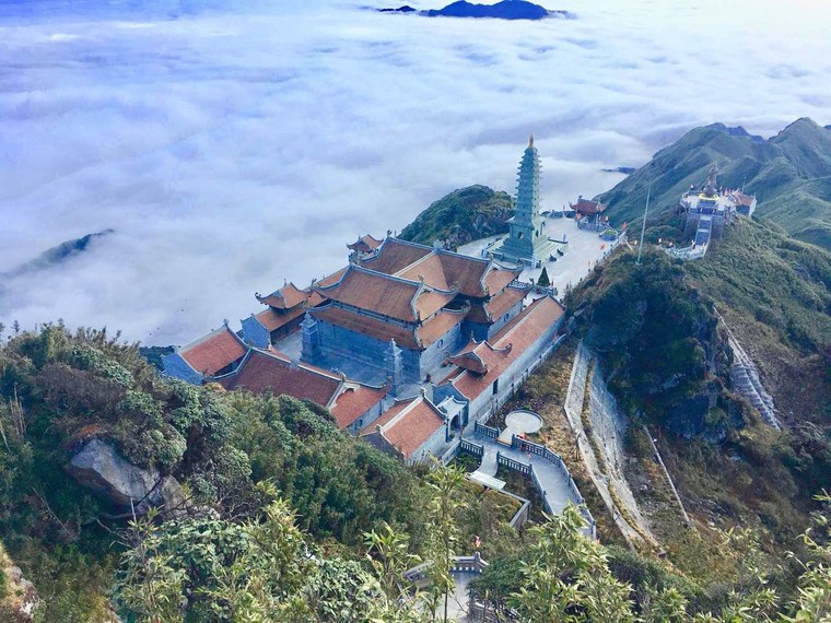 Sông mây cuồn cuộn chảy, Fansipan đẹp mê hồn những ngày cuối năm ảnh 2