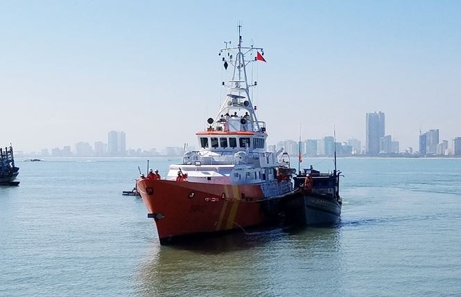 Cứu kịp thời 8 ngư dân gặp nạn ở vịnh Bắc Bộ ảnh 1