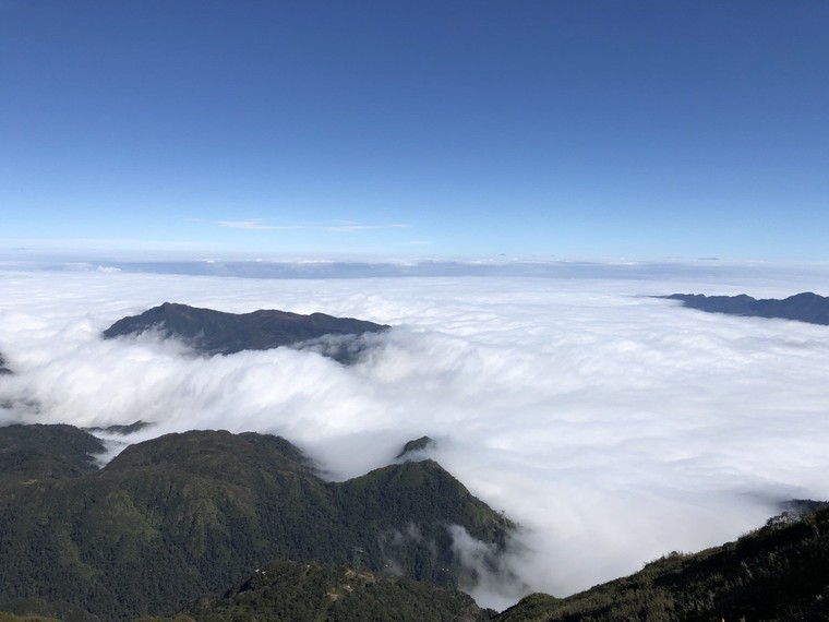 Sông mây cuồn cuộn chảy, Fansipan đẹp mê hồn những ngày cuối năm ảnh 3