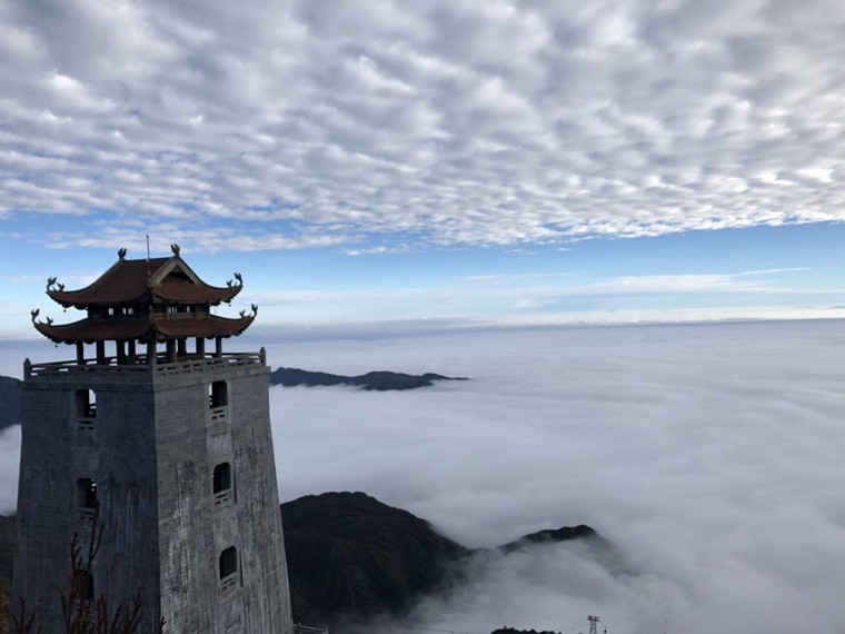 Sông mây cuồn cuộn chảy, Fansipan đẹp mê hồn những ngày cuối năm ảnh 5