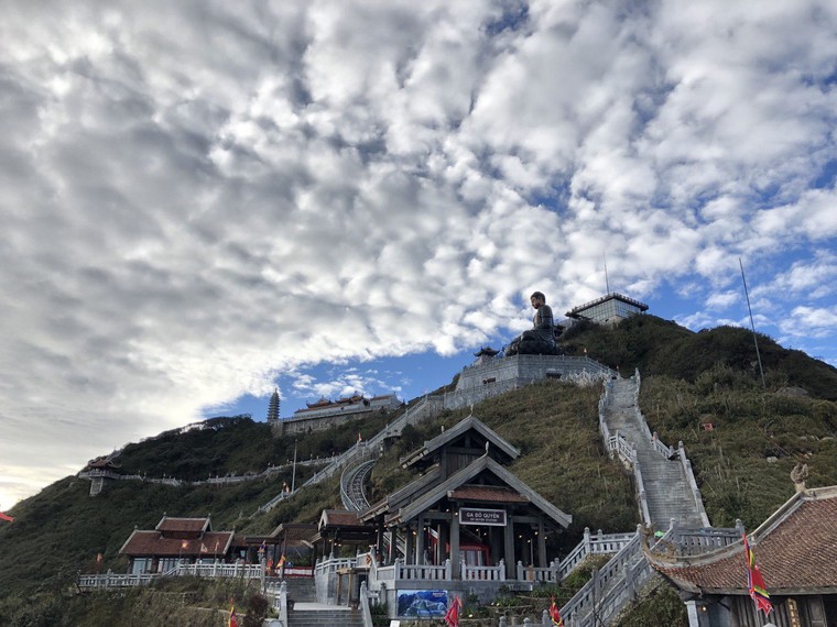 Sông mây cuồn cuộn chảy, Fansipan đẹp mê hồn những ngày cuối năm ảnh 6