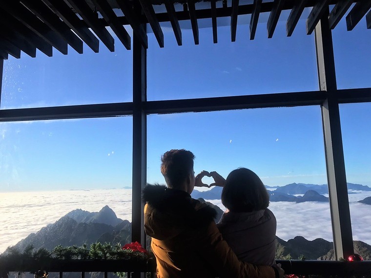 Sông mây cuồn cuộn chảy, Fansipan đẹp mê hồn những ngày cuối năm ảnh 7