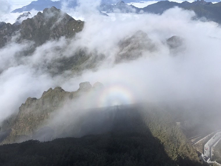 Sông mây cuồn cuộn chảy, Fansipan đẹp mê hồn những ngày cuối năm ảnh 8