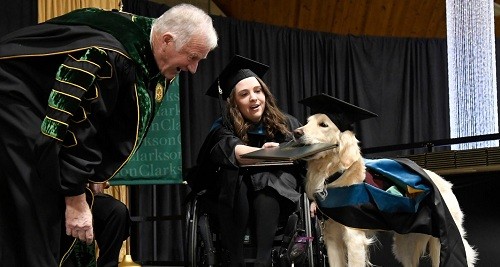 Giúp chủ học tập, chú chó được đại học Mỹ trao bằng danh dự ảnh 1