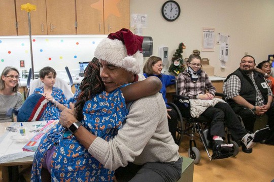 'Ông già Noel' Obama đội mũ đỏ, khệ nệ vác túi quà to ảnh 5