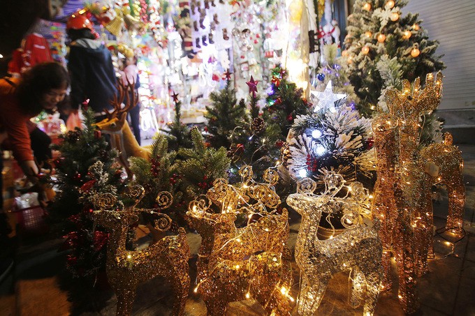 Phố Hà Nội lung linh đèn màu dịp Giáng sinh ảnh 10