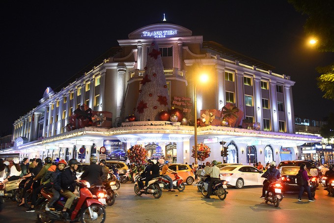 Phố Hà Nội lung linh đèn màu dịp Giáng sinh ảnh 1