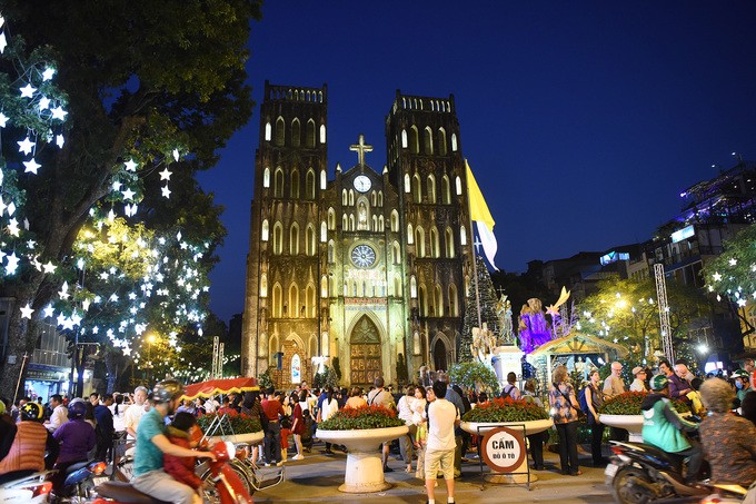 Phố Hà Nội lung linh đèn màu dịp Giáng sinh ảnh 2