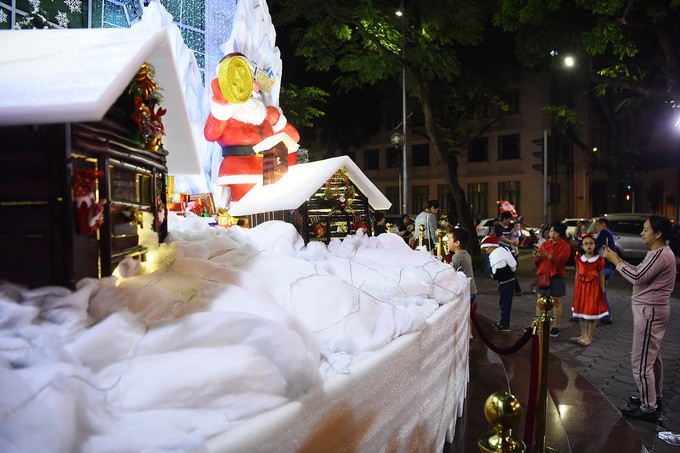 Phố Hà Nội lung linh đèn màu dịp Giáng sinh ảnh 5