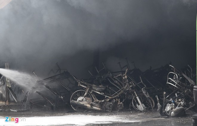 Cháy lớn tại gara của hãng taxi ABC, 5 ôtô và xe máy bị thiêu rụi ảnh 3