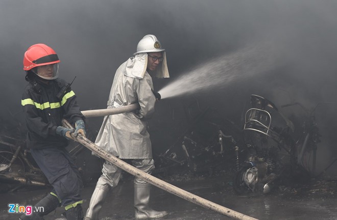 Cháy lớn tại gara của hãng taxi ABC, 5 ôtô và xe máy bị thiêu rụi ảnh 4