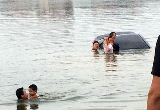 Cho vợ tập lái xe, cả ba người lao xuống hồ ảnh 1