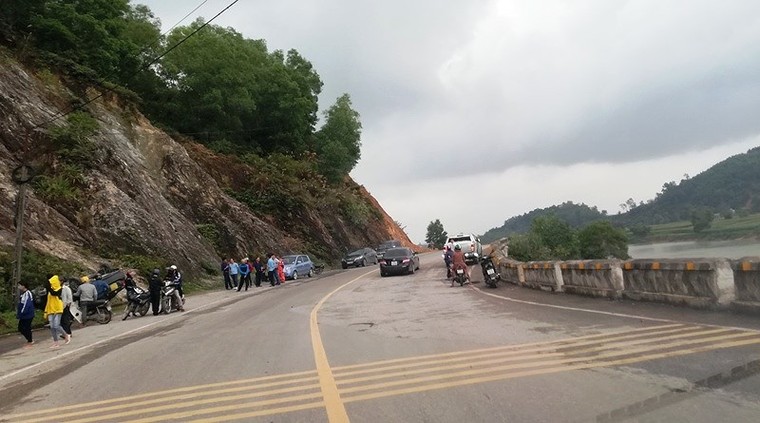 Xe hơi lật ngửa sau khi đâm vào vách núi ảnh 2