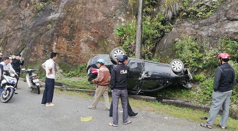 Xe hơi lật ngửa sau khi đâm vào vách núi ảnh 1