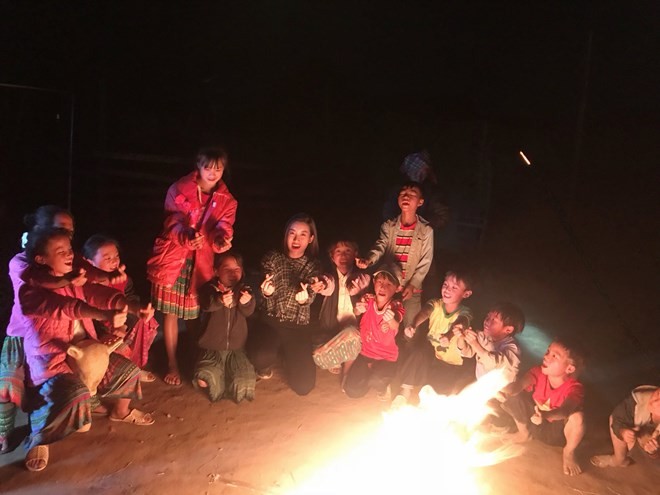 'Bà già Noel' Mỹ Linh đem Giáng sinh đặc biệt đến với người dân Cu Vai ảnh 2