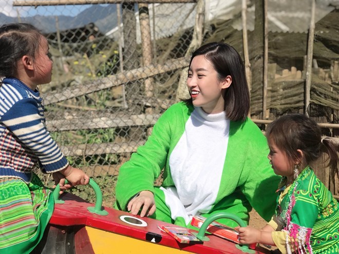 'Bà già Noel' Mỹ Linh đem Giáng sinh đặc biệt đến với người dân Cu Vai ảnh 1