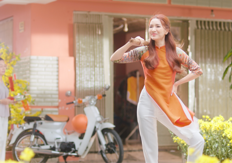 Cười muốn xỉu với loạt biểu cảm của Bích Phương khi đón Tết ‘lầy lội’ ảnh 2