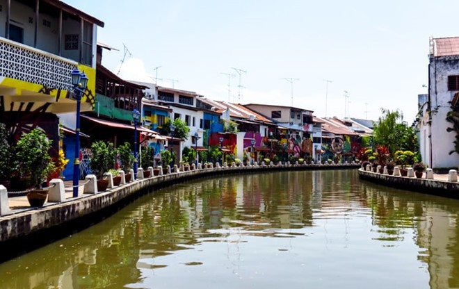 Eo biển nào ở Malaysia được xem là một trong những tuyến đường biển quan trọng nhất thế giới?