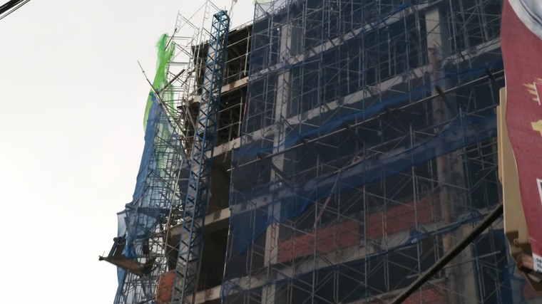 Đứt cáp thang vận, 1 người ngã từ trên cao xuống đất nguy kịch ảnh 1