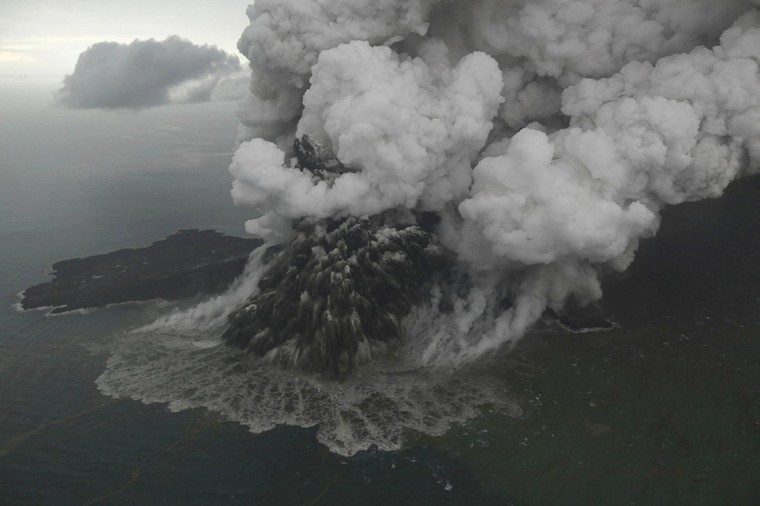 Indonesia sợ núi lửa Anak Krakatoa đổ sụp, gây thêm sóng thần ảnh 1