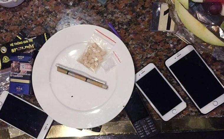 Đột kích quán karaoke phát hiện nhiều nam nữ phê ma túy ảnh 1