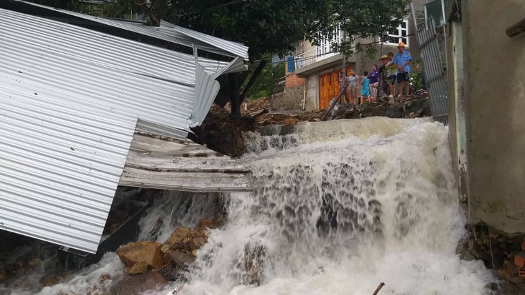 Nha Trang: Mưa lớn làm nhiều đường ngập sâu, nguy cơ sạt lở núi ảnh 1