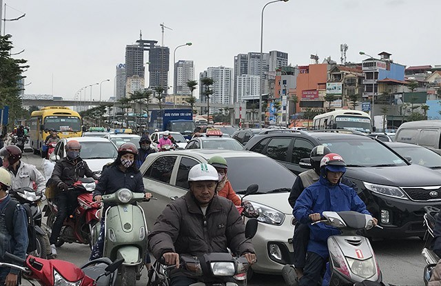Dòng người đổ về quê nghỉ Tết, đường phố Hà Nội ùn tắc cục bộ ảnh 1