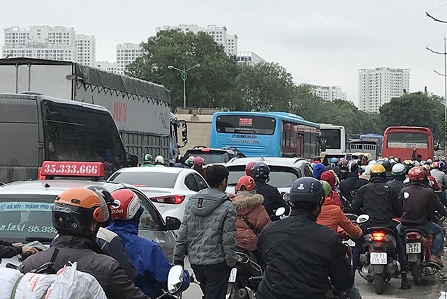 Dòng người đổ về quê nghỉ Tết, đường phố Hà Nội ùn tắc cục bộ ảnh 2