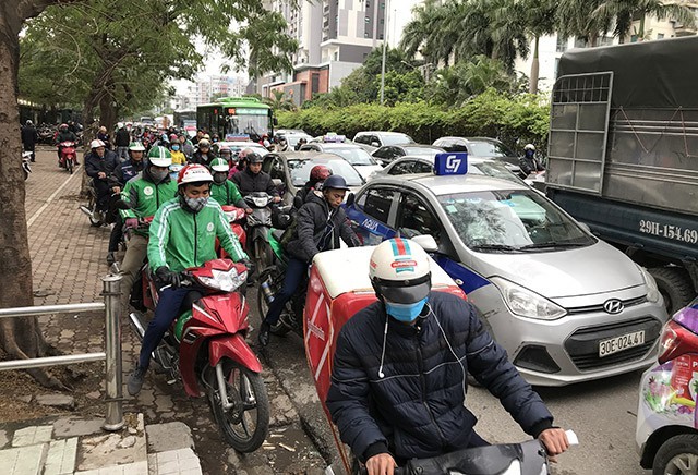 Dòng người đổ về quê nghỉ Tết, đường phố Hà Nội ùn tắc cục bộ ảnh 3
