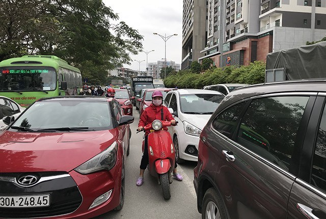 Dòng người đổ về quê nghỉ Tết, đường phố Hà Nội ùn tắc cục bộ ảnh 4