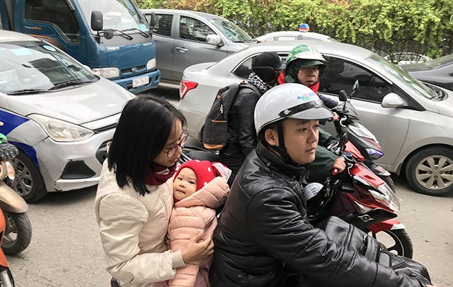 Dòng người đổ về quê nghỉ Tết, đường phố Hà Nội ùn tắc cục bộ ảnh 5