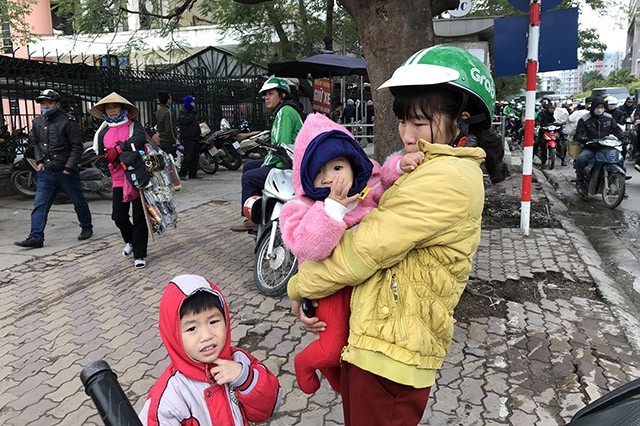 Dòng người đổ về quê nghỉ Tết, đường phố Hà Nội ùn tắc cục bộ ảnh 6