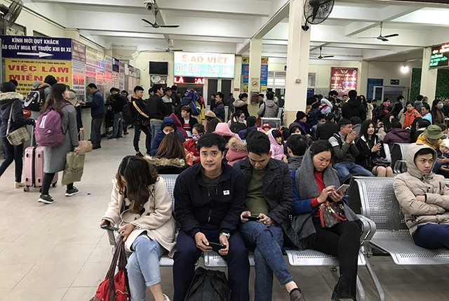 Dòng người đổ về quê nghỉ Tết, đường phố Hà Nội ùn tắc cục bộ ảnh 8