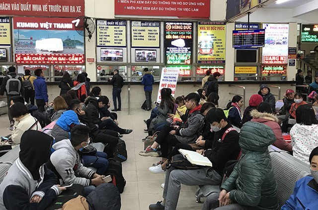 Dòng người đổ về quê nghỉ Tết, đường phố Hà Nội ùn tắc cục bộ ảnh 9