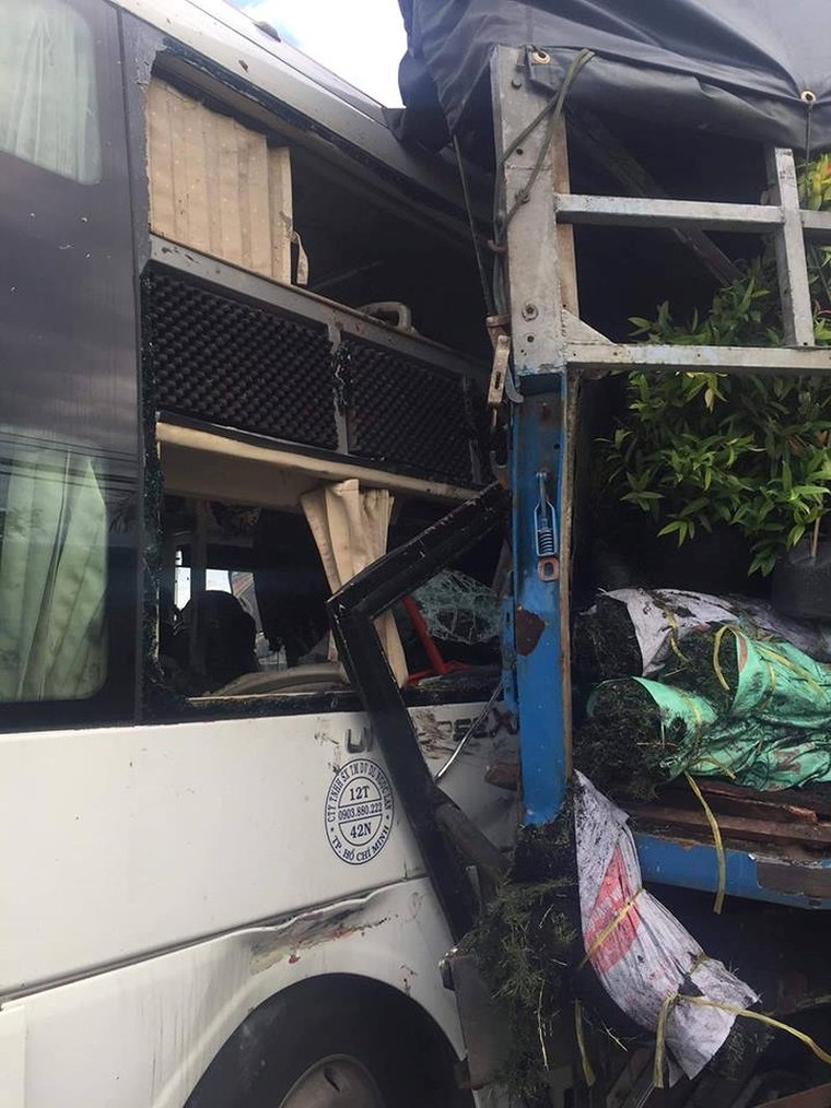 Xe chở khách du lịch tông ô tô tải, 9 người thương vong ảnh 1