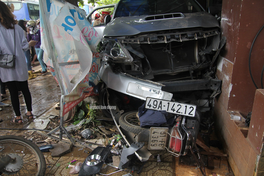 'Xế hộp' lao vào nhà dân, một phụ nữ ngồi trước nhà tử vong ảnh 1