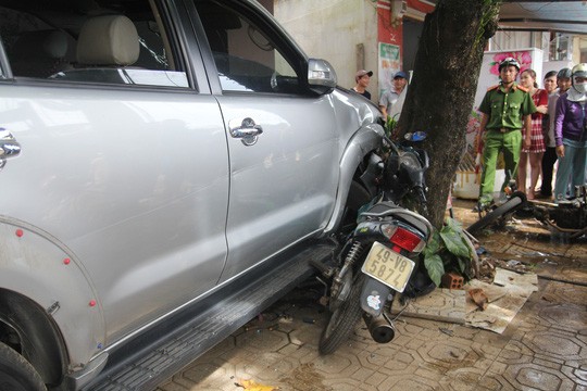 'Xế hộp' lao vào nhà dân, một phụ nữ ngồi trước nhà tử vong ảnh 4