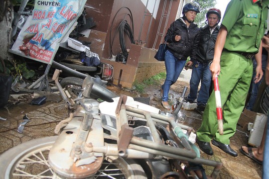 'Xế hộp' lao vào nhà dân, một phụ nữ ngồi trước nhà tử vong ảnh 6