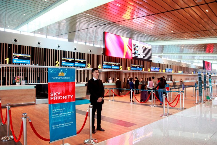 Choáng ngợp với thiết kế hiện đại và thiết bị 'xịn đét' của Cảng hàng không quốc tế Vân Đồn ảnh 4