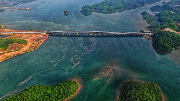 Chùm ảnh: Hạ Long - Vân Đồn đẹp như tranh nhìn từ cao tốc 12.000 tỷ ảnh 14