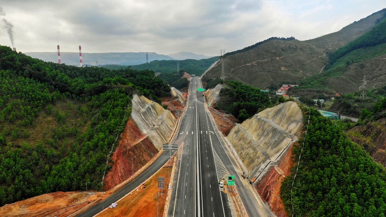 Chùm ảnh: Hạ Long - Vân Đồn đẹp như tranh nhìn từ cao tốc 12.000 tỷ ảnh 2