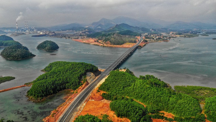 Chùm ảnh: Hạ Long - Vân Đồn đẹp như tranh nhìn từ cao tốc 12.000 tỷ ảnh 10