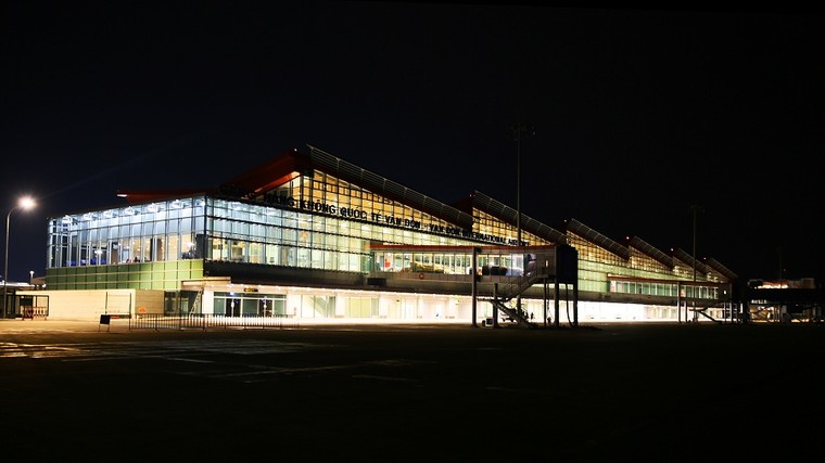 Ngất ngây vẻ đẹp về đêm của sân bay hiện đại nhất Việt Nam ảnh 1