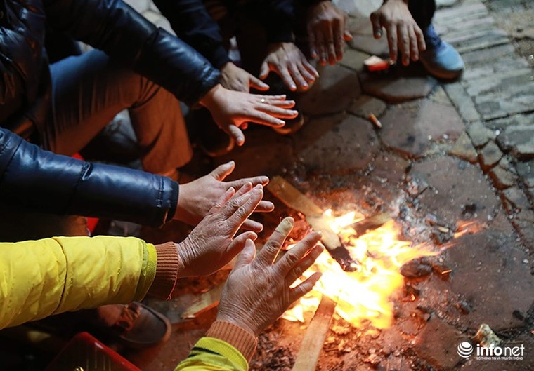 Người Hà Nội đốt lửa sưởi ấm trong những đêm rét kỷ lục ảnh 4