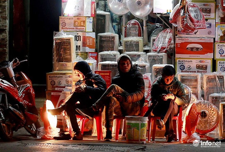 Người Hà Nội đốt lửa sưởi ấm trong những đêm rét kỷ lục ảnh 6