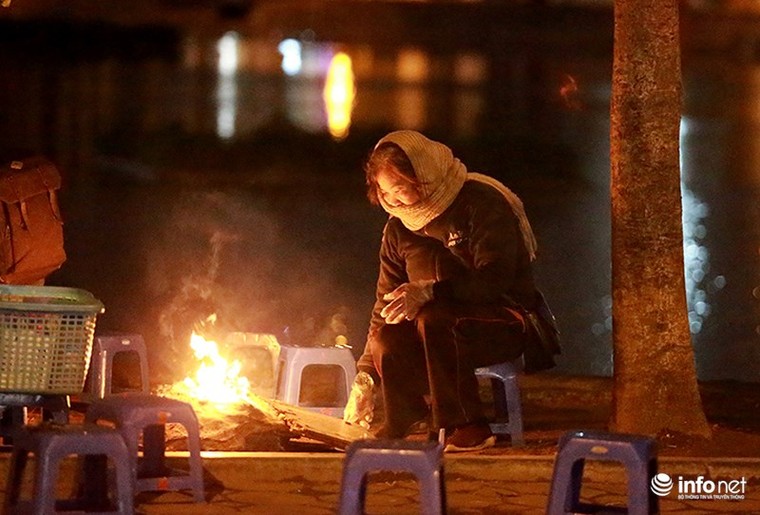 Người Hà Nội đốt lửa sưởi ấm trong những đêm rét kỷ lục ảnh 8