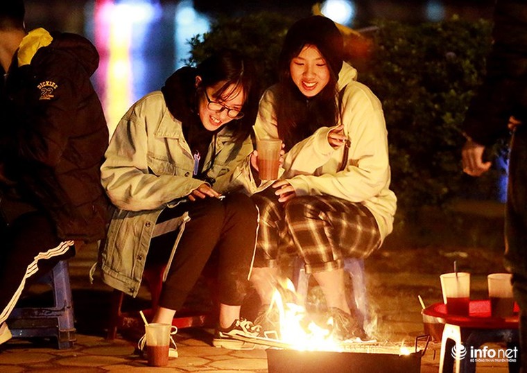 Người Hà Nội đốt lửa sưởi ấm trong những đêm rét kỷ lục ảnh 9