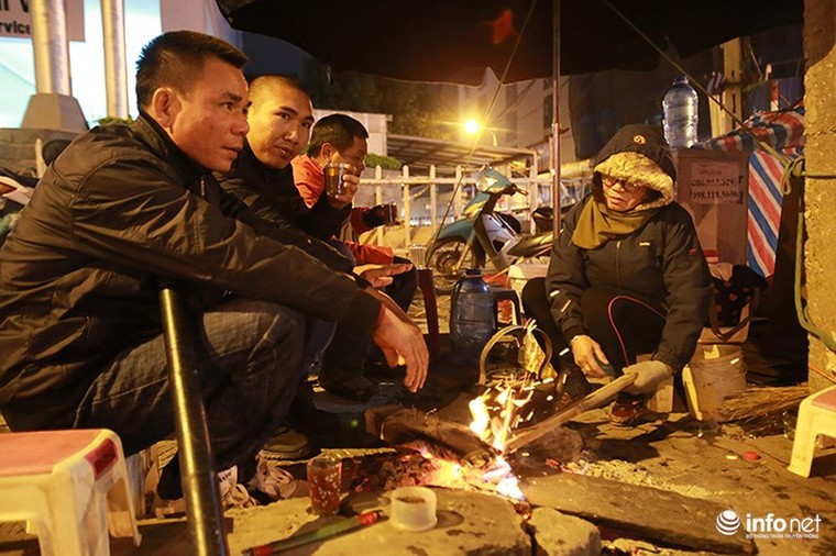 Người Hà Nội đốt lửa sưởi ấm trong những đêm rét kỷ lục ảnh 1