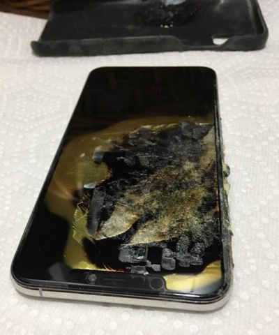 iPhone Xs Max bốc khói trong túi quần ảnh 1
