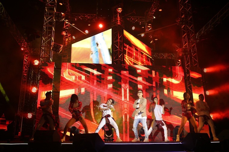 Hàng nghìn khán giả 'quẩy' hết mình trong đại tiệc countdown đầu tiên tại Thanh Hoá ảnh 10